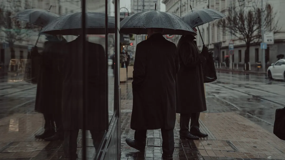 Umbrella vs. Raincoat: Which Offers Better Rain Protection?